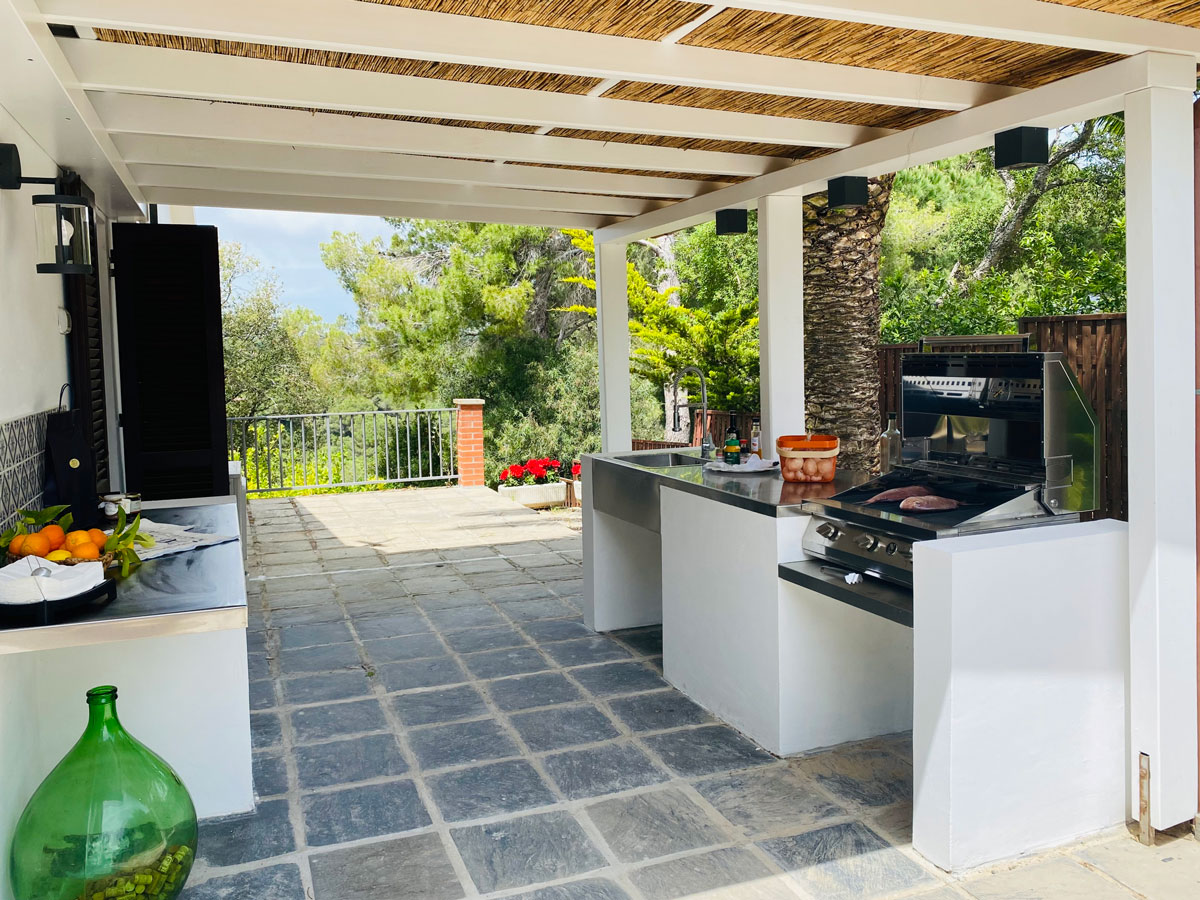 gallery_EnriMar29 Villa EnriMar zona barbecue sotto il porticato lato mare